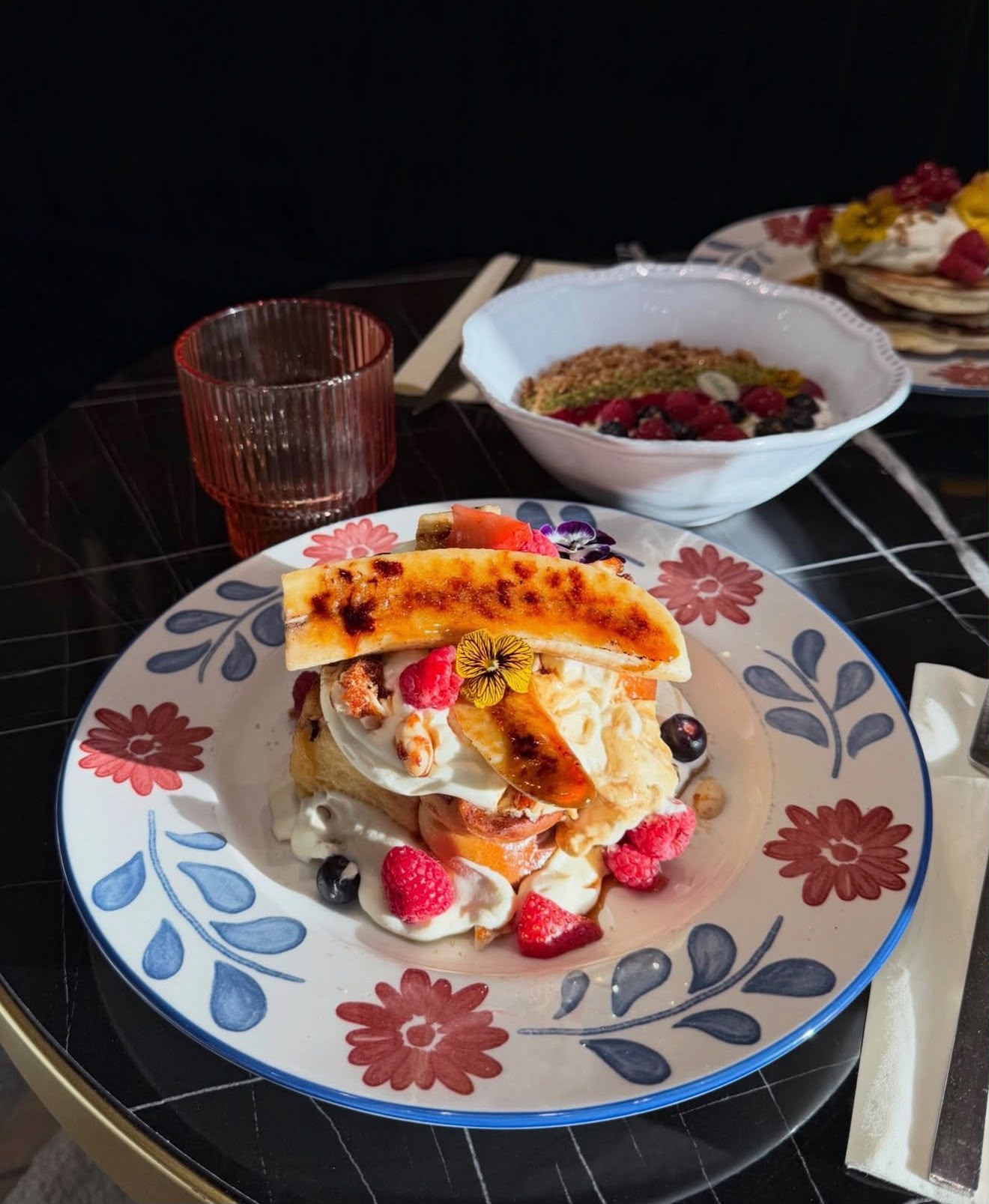 Gaufres généreuses, fruits rouges et crème