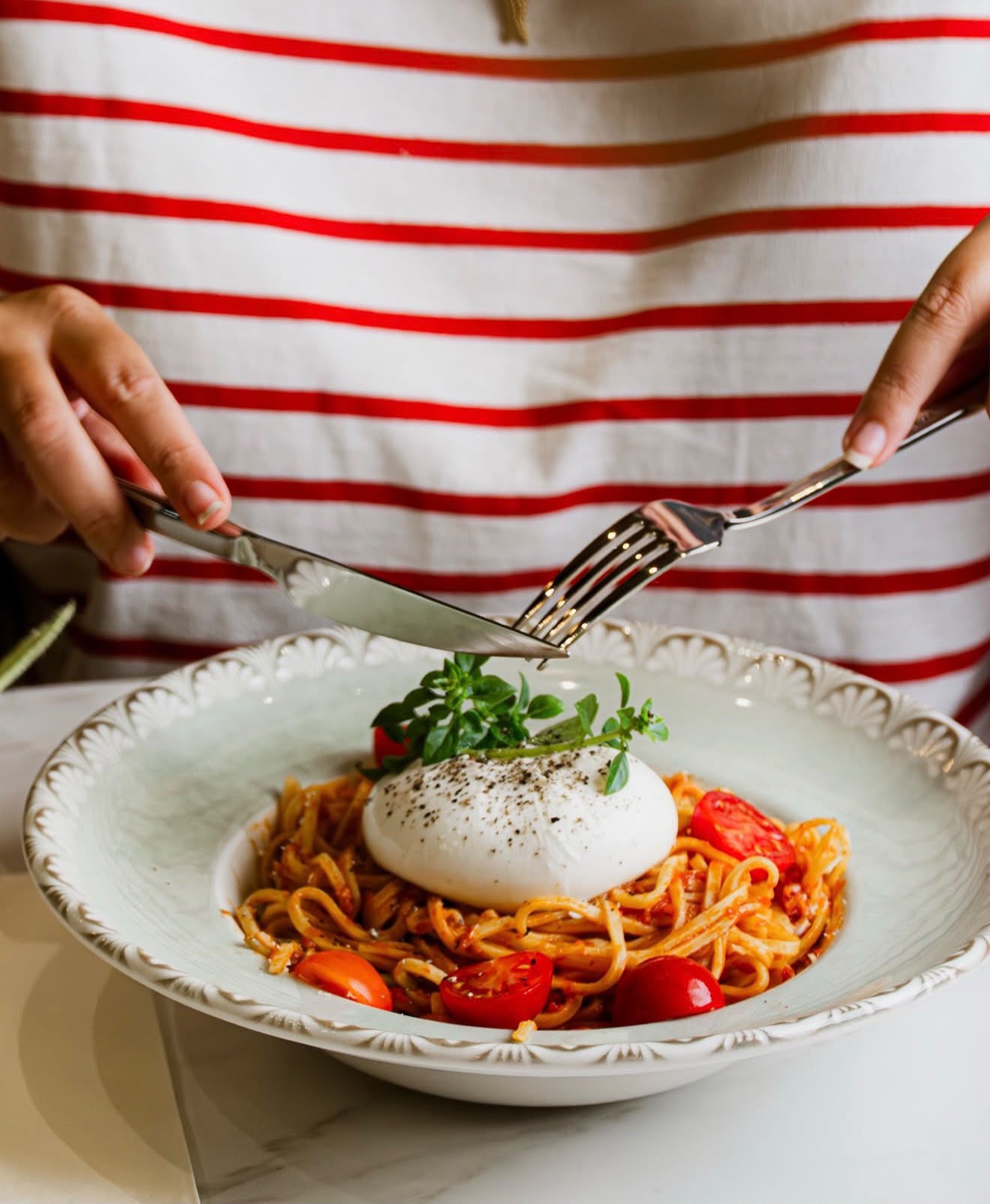 Pâtes fraîches à la tomate surmontées d’une burrata