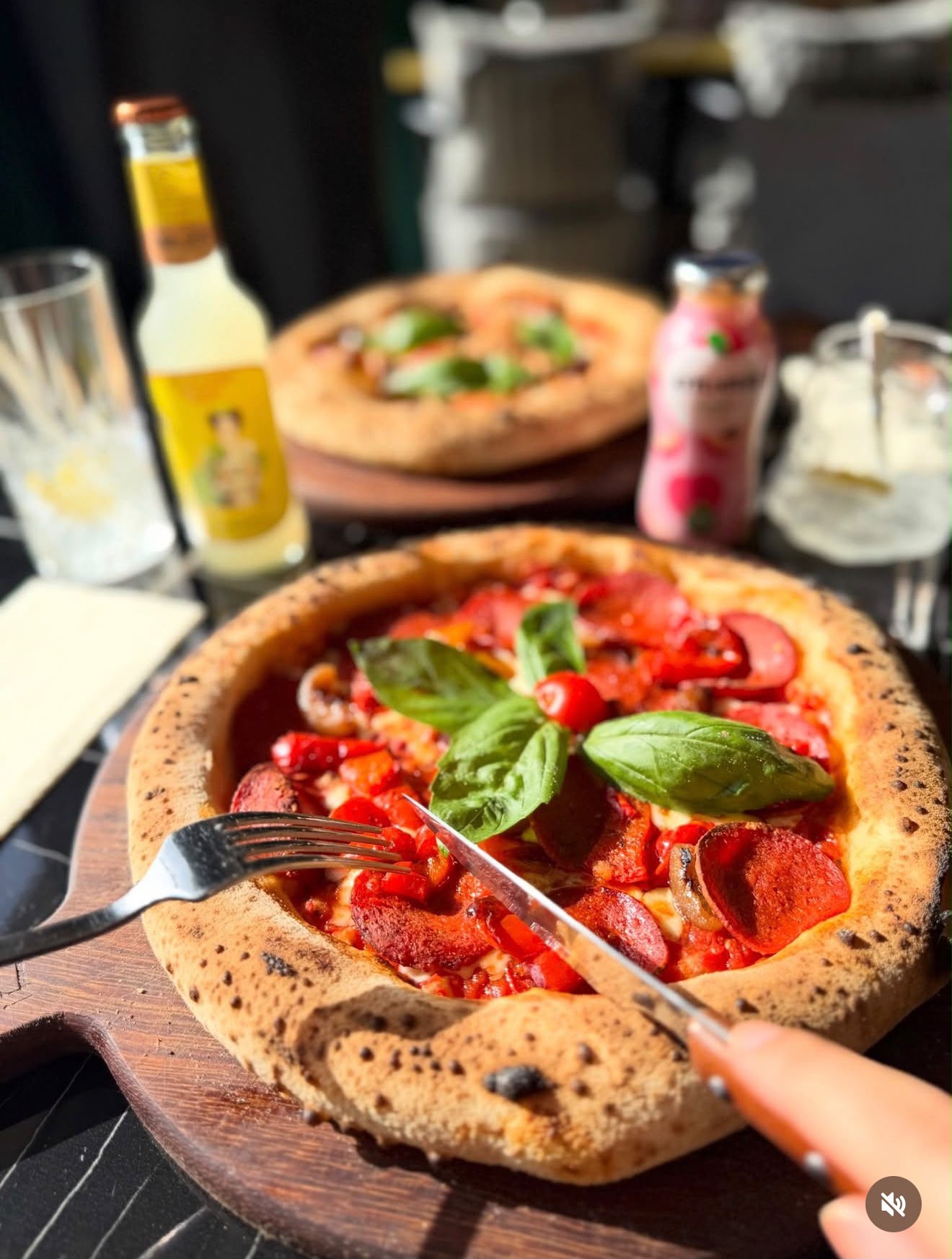 Pizza artisanale garnie de basilic frais