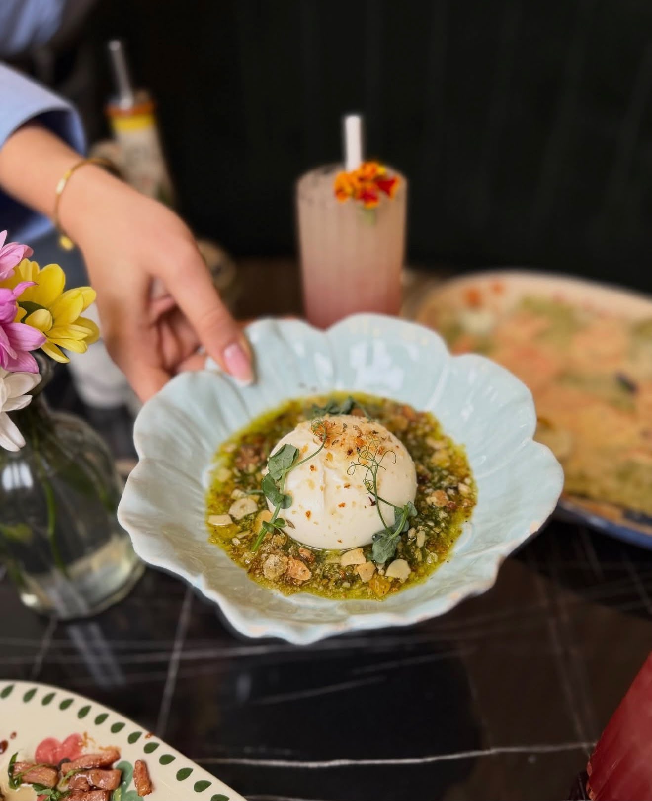 Burrata crémeuse servie sur un pesto maison