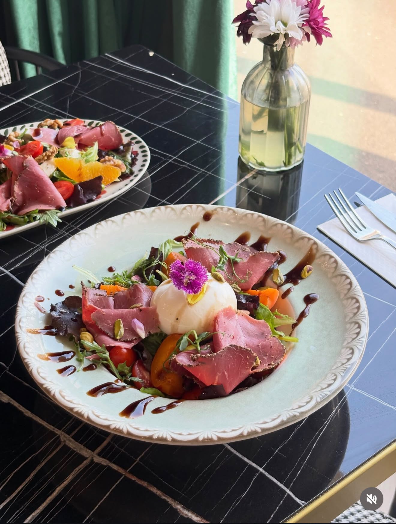 Salade fraîche à la burrata
