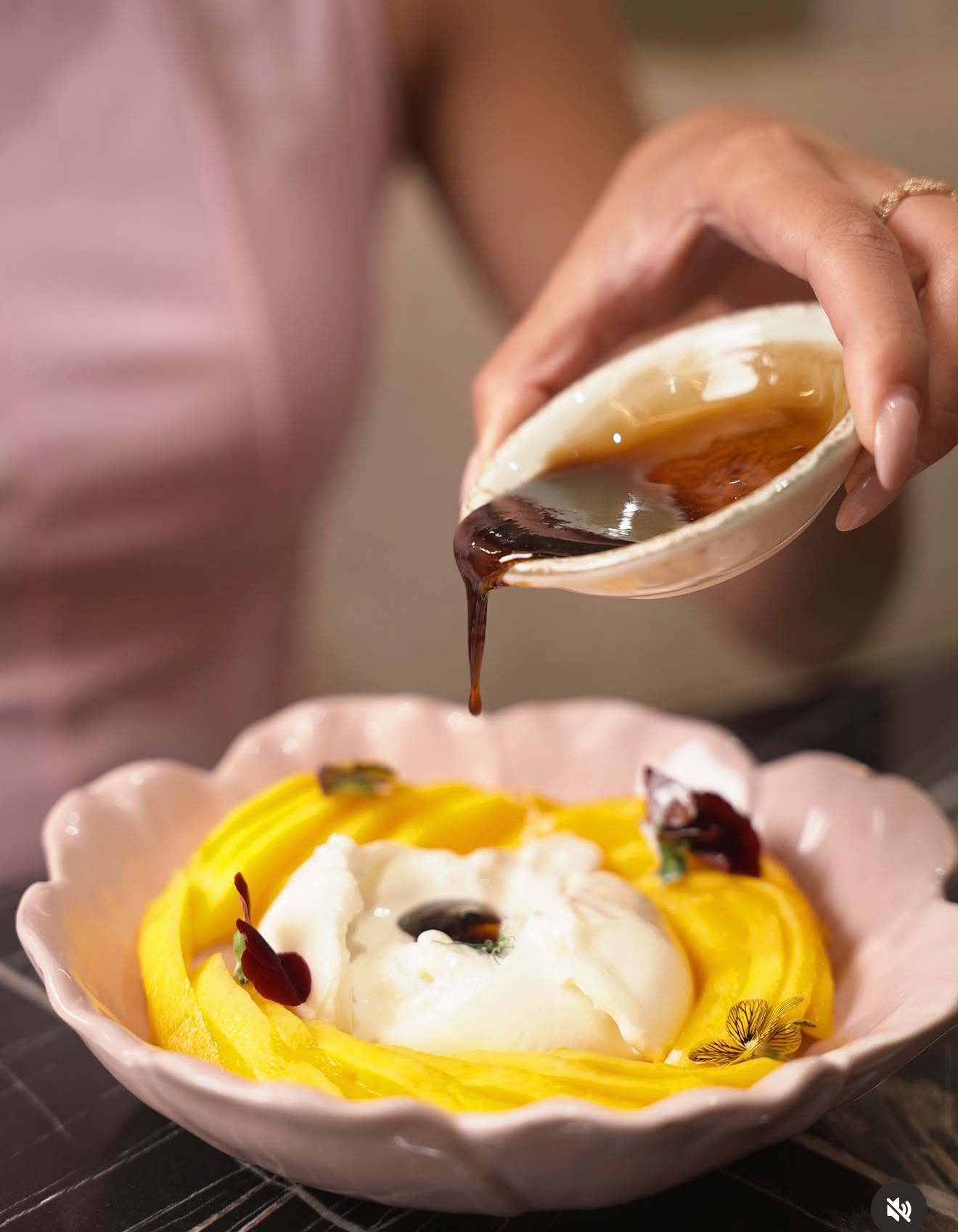 Dessert frais à la mangue et crème